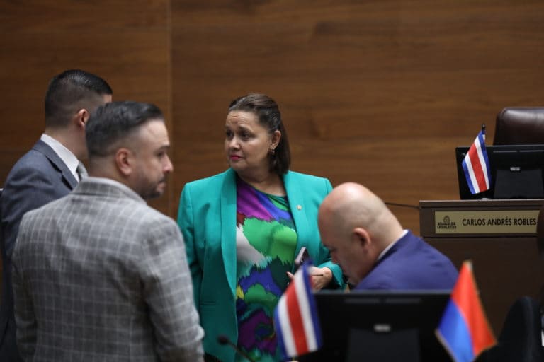 Asamblea inicia votación sin discusión de mociones a proyecto de jornadas de 12 horas; restan 2476 mociones