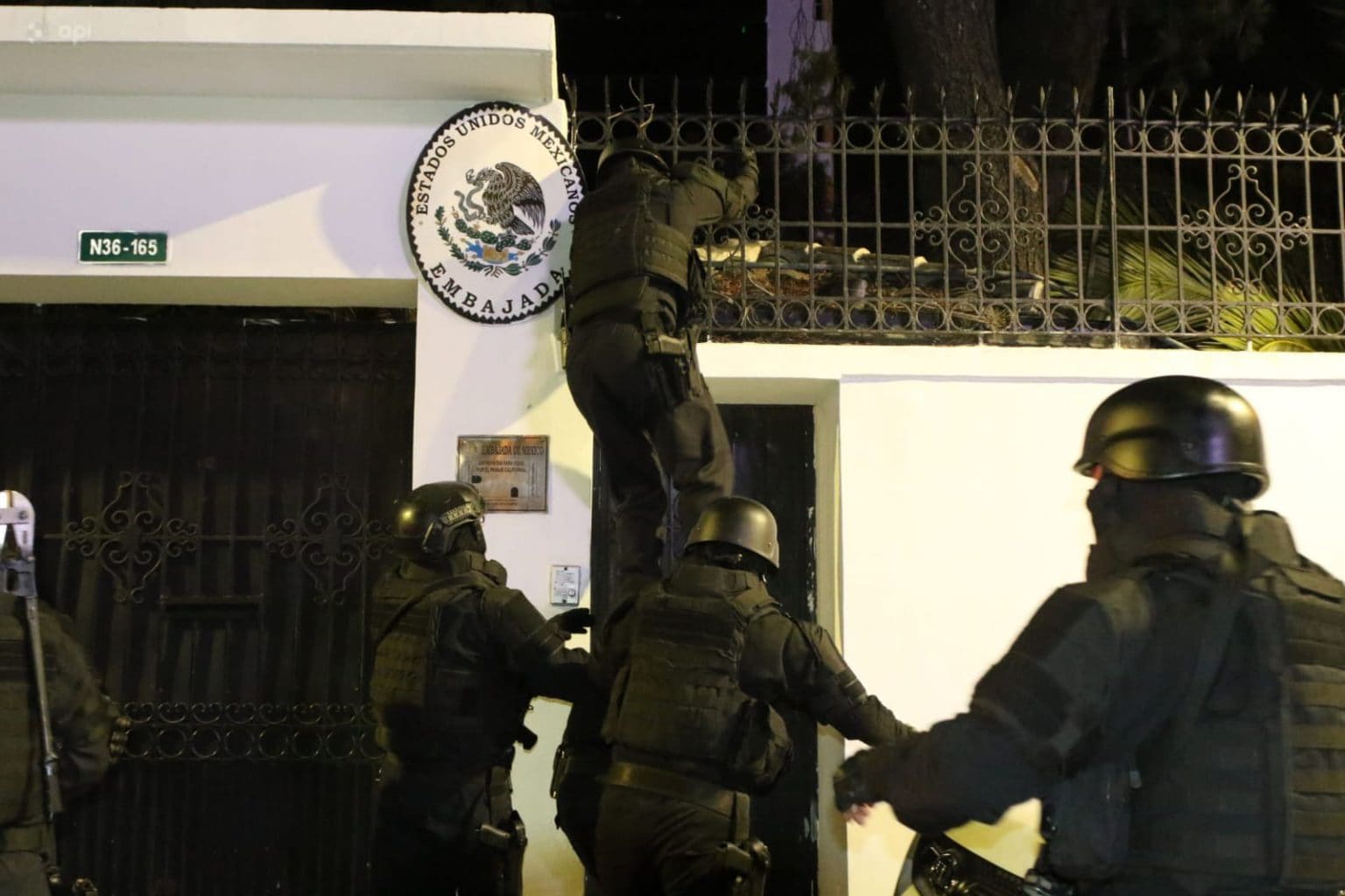 Imagen principal del artículo: México denunciará a Ecuador ante la ONU por asalto a su embajada en Quito