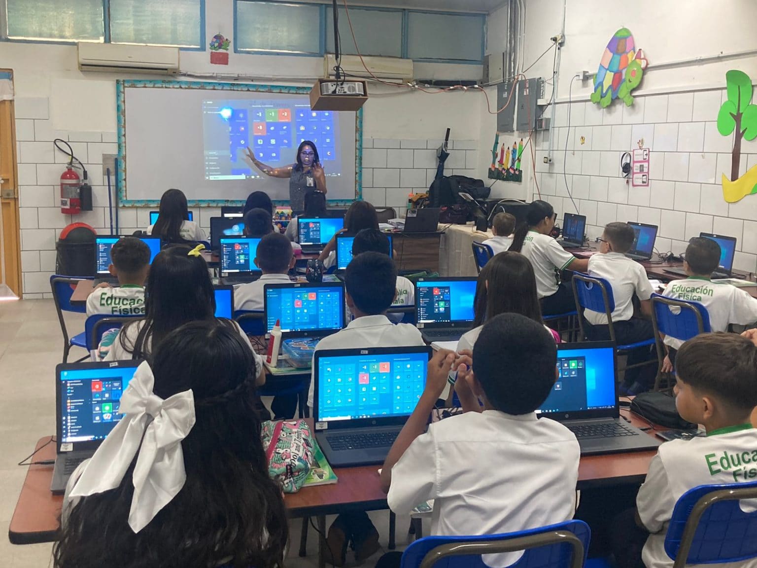 Imagen principal del artículo: Gobierno lanza plan para ampliar conectividad en 1456 centros educativos