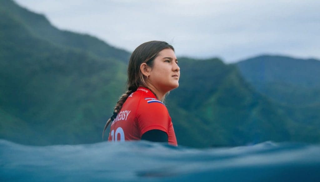 Imagen principal del artículo: Surfista tica Brisa Hennessy llegó a Tahití dieciséis días antes de que inicie París 2024