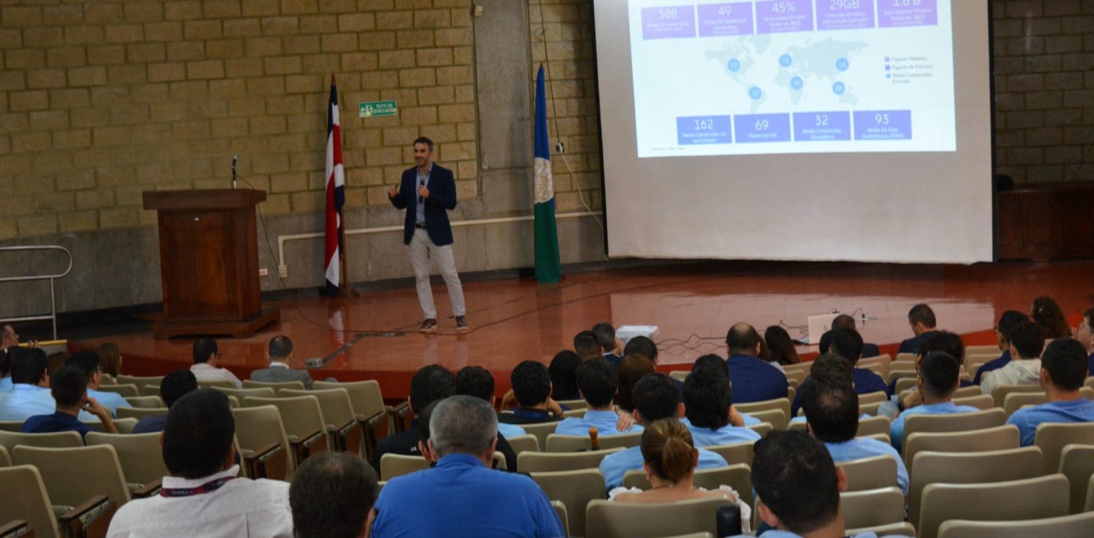 Imagen principal del artículo: Más de 60 estudiantes participaron de clase magistral sobre el potencial transformador de 5G