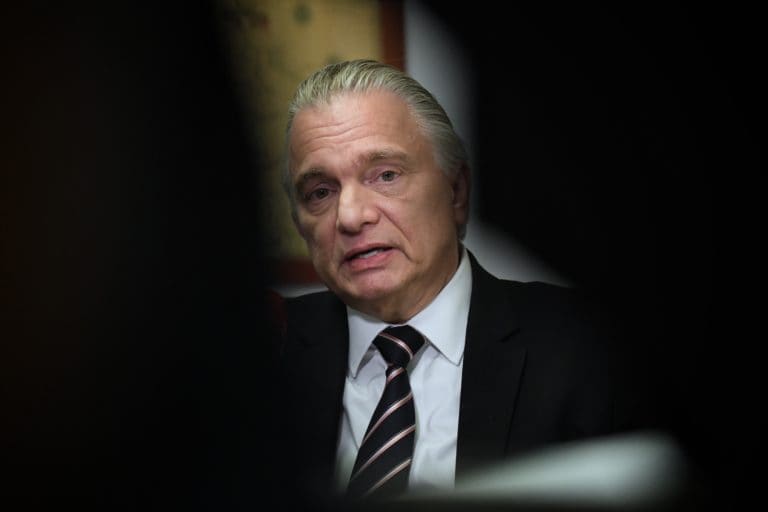 Asamblea cita a segunda interpelación al canciller Arnoldo André por acuerdo de recibir migrantes deportados de EE. UU.