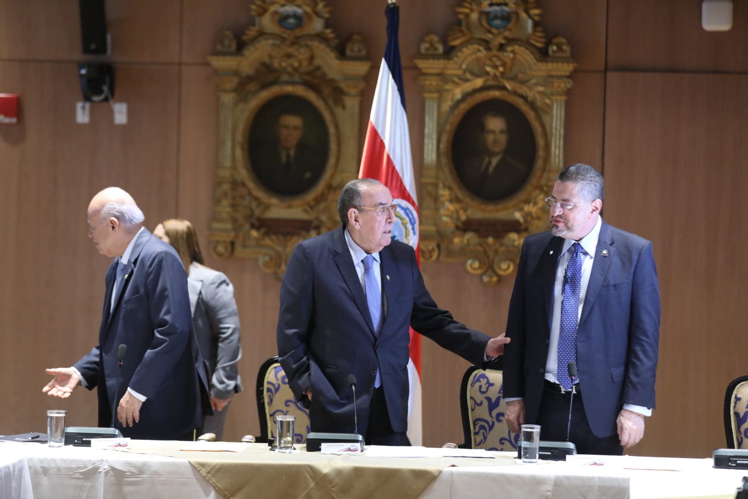 Imagen principal del artículo: Reunión sobre seguridad entre supremos poderes termina en discusión entre Chaves y Arias