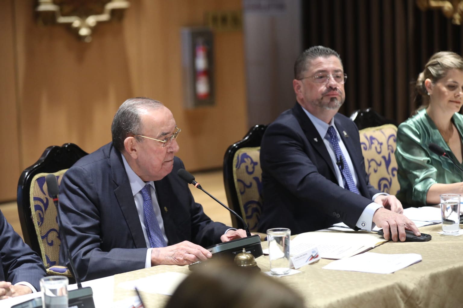 Imagen principal del artículo: Dólar continúa en picada, Arias sigue en pulso con Chaves