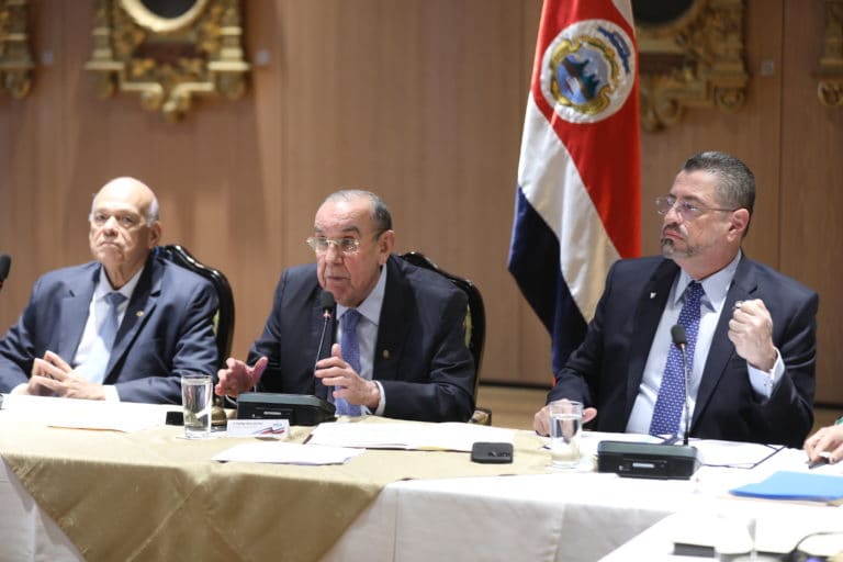 Ejecutivo denuncia a Huawei, Chaves propone debate a Arias y Aguirre