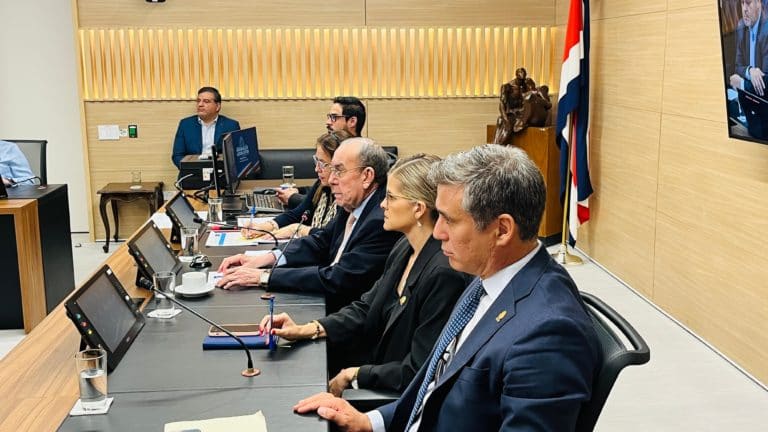 Gobierno vuelve a advertir a diputados que hay empresas "con nombre y apellidos" que se irán del país si no hay jornadas 4x3
