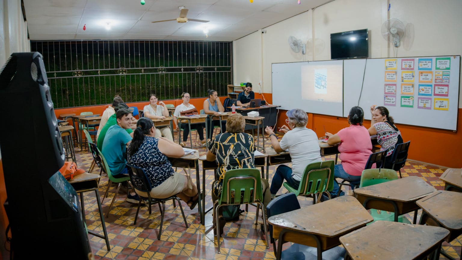 Imagen principal del artículo: Emprendedores de Cooproturs aprenden inglés con el TEC para recibir a turistas extranjeros