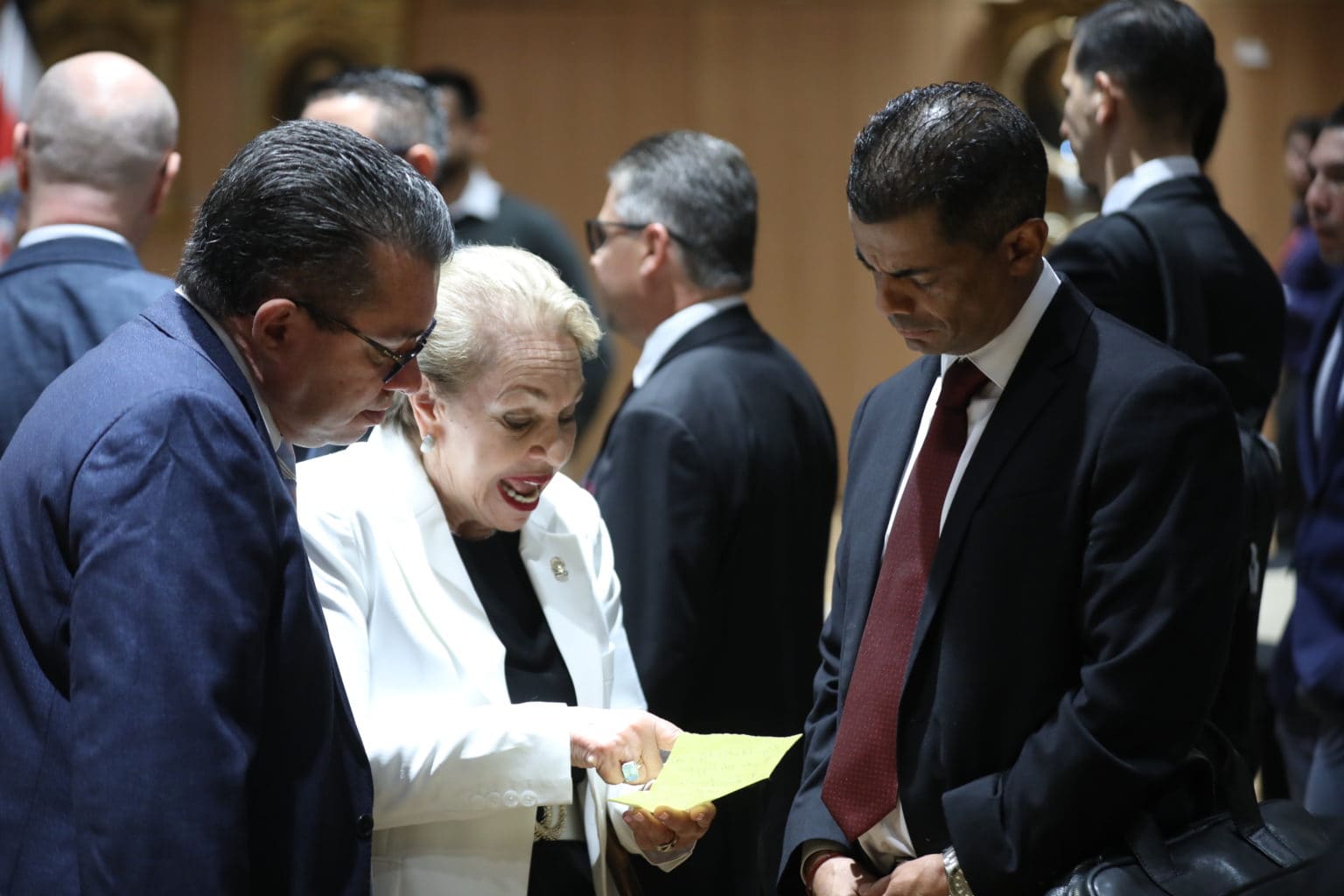 Imagen principal del artículo: La diputada Gloria Navas desnuda una triste realidad en los mandos altos y medios de la Fuerza Pública