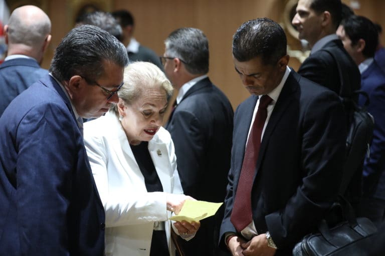 Gloria Navas afirma que Rodrigo Chaves le tiene miedo y lo llama "malcriado y despreciable"