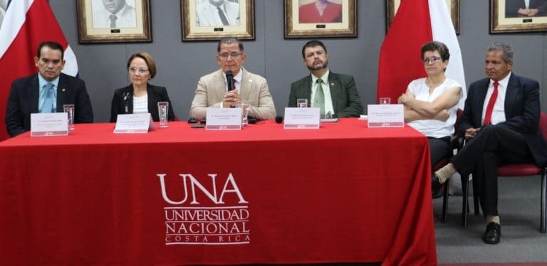 Autoridades debatieron el tema de inseguridad en foro realizado por la UNA