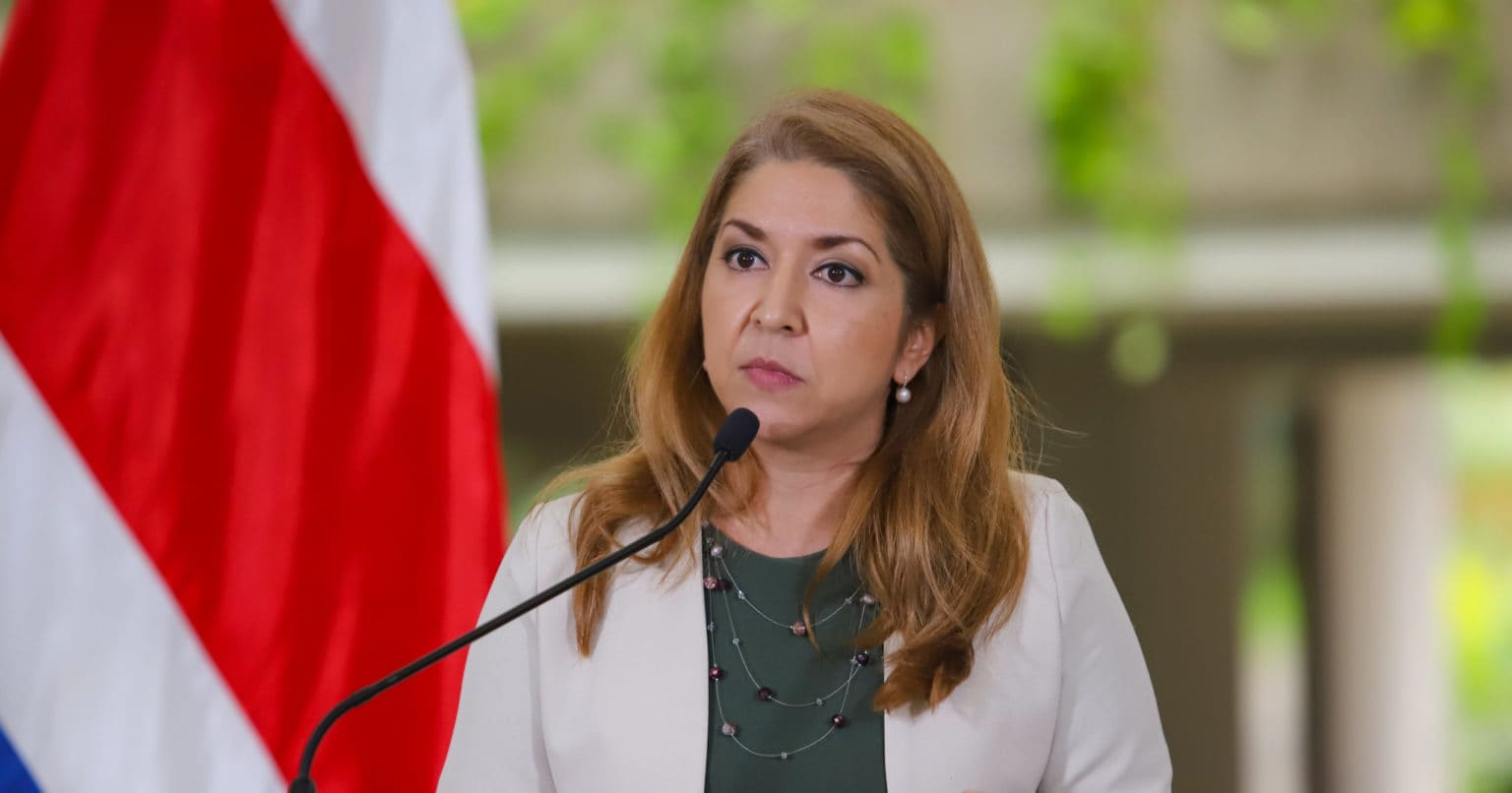 Imagen principal del artículo: Excompañeros de ministra de Salud cuestionan medidas propuestas ante fuga de especialistas