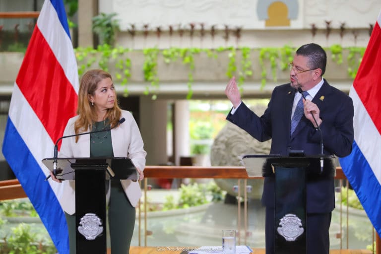 Gobierno declara emergencia sanitaria nacional ante crisis de médicos especialistas