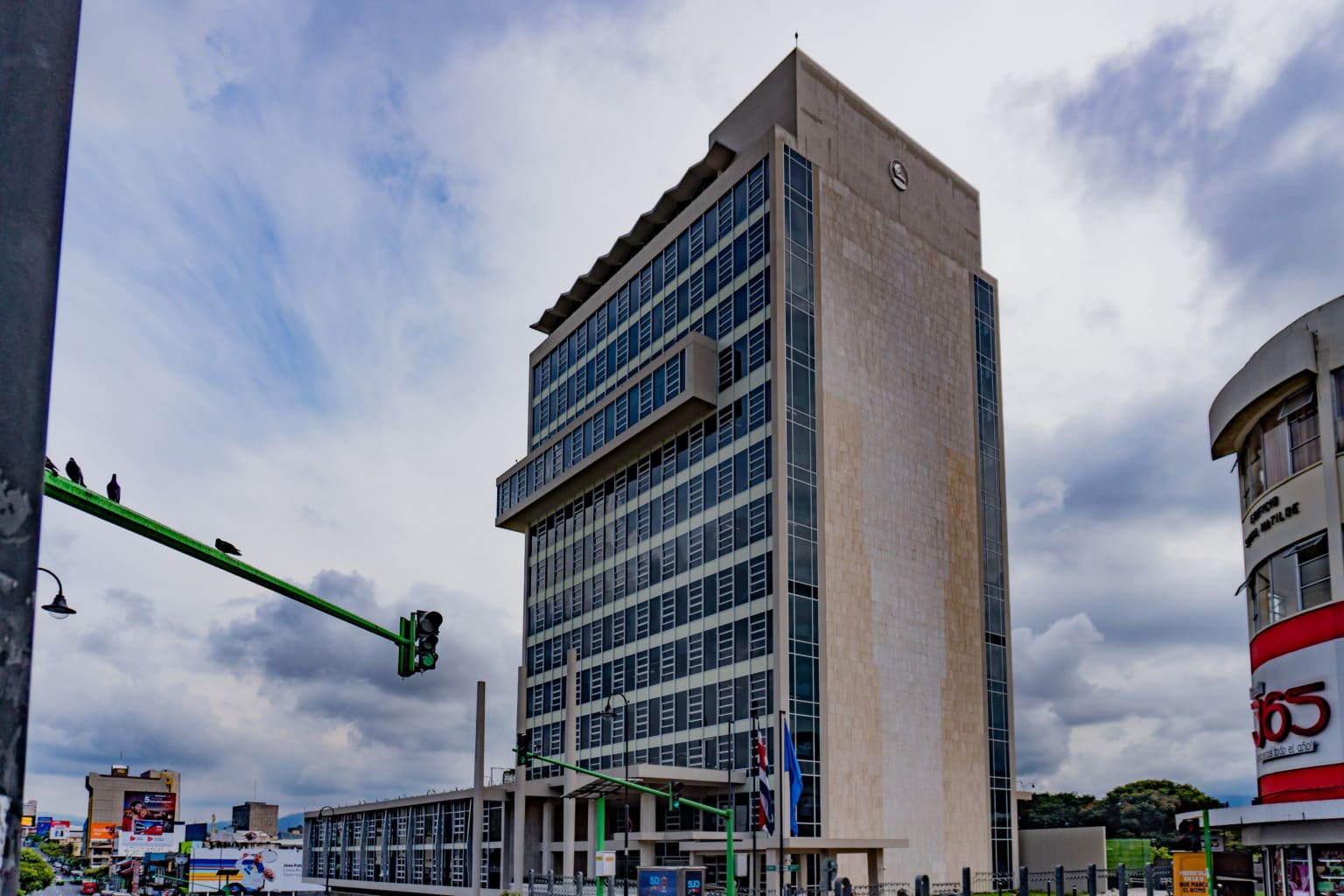 Imagen principal del artículo: Fiscalía allana CCSS por presunta alteración de informe que usó la Junta Directiva para suspender inversiones en infraestructura