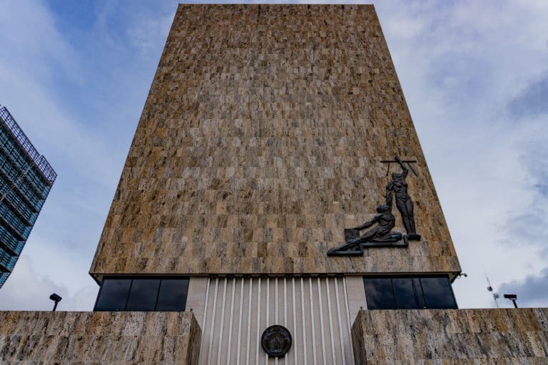 Criticar y defender la institucionalidad