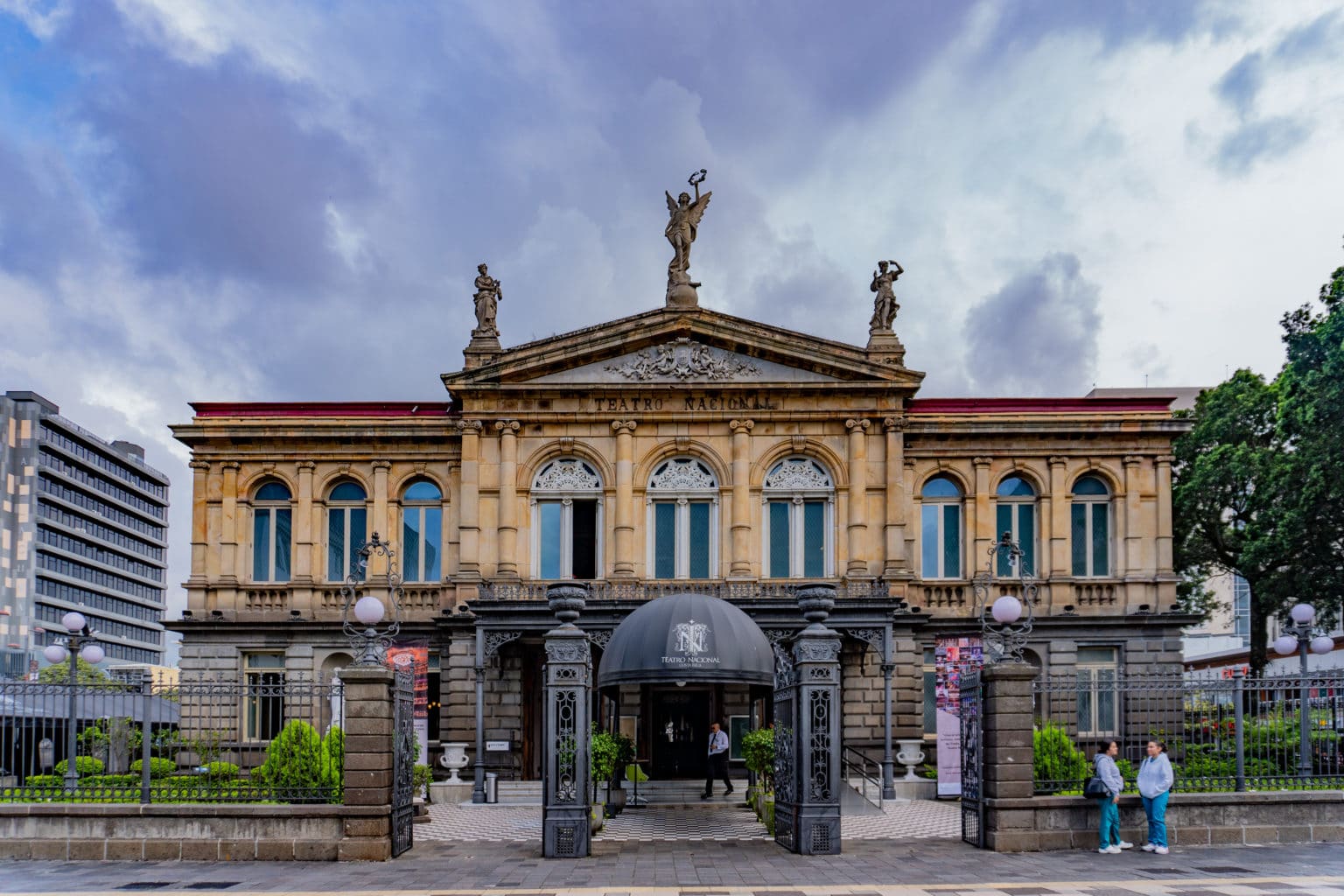 Imagen principal del artículo: MCJ admite advertencias de daño patrimonial en restauración del Teatro Nacional tras respuesta inicial a ciudadano
