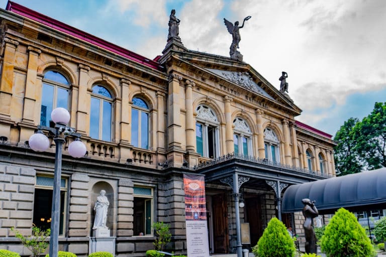 Sala Constitucional ordena suspender restauración del Teatro Nacional por daños a su patrimonio