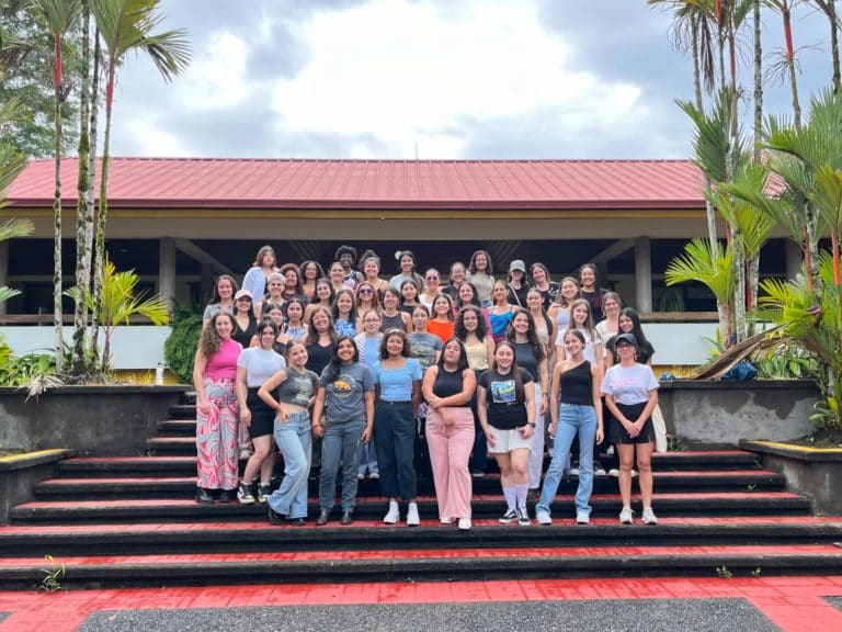 50 mujeres jóvenes costarricenses aprenden de liderazgo climático con Christiana Figueres y más expertas