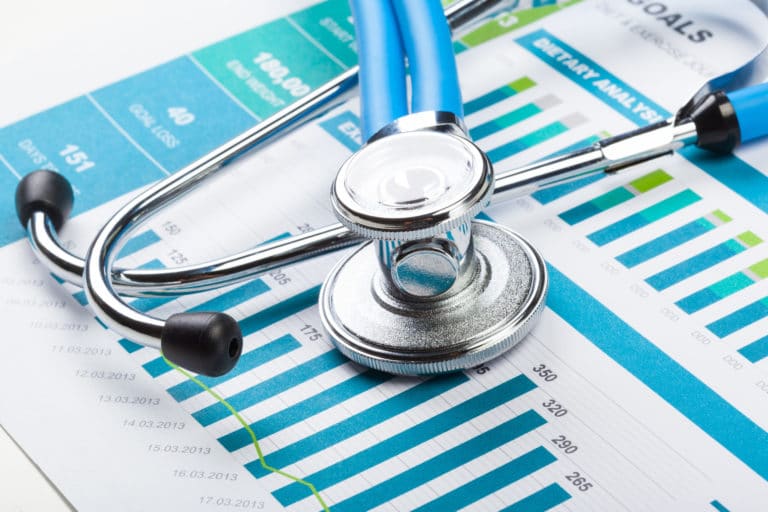 Sector salud presenta a candidatos presidenciales lista para modernizar el sistema sanitario