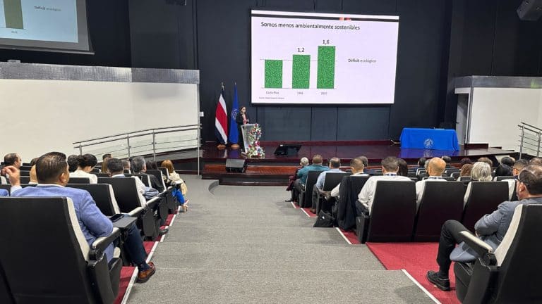 Expertos analizaron sostenibilidad de los seguros sociales en foro de la CCSS