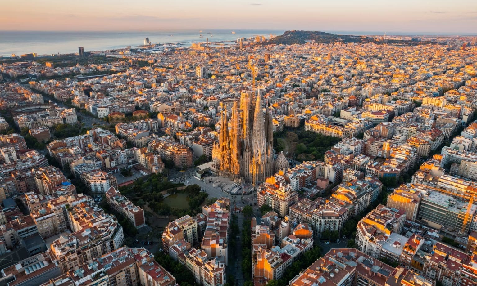 Imagen principal del artículo: España planea imponer un impuesto de hasta el 100% a las casas compradas por extranjeros