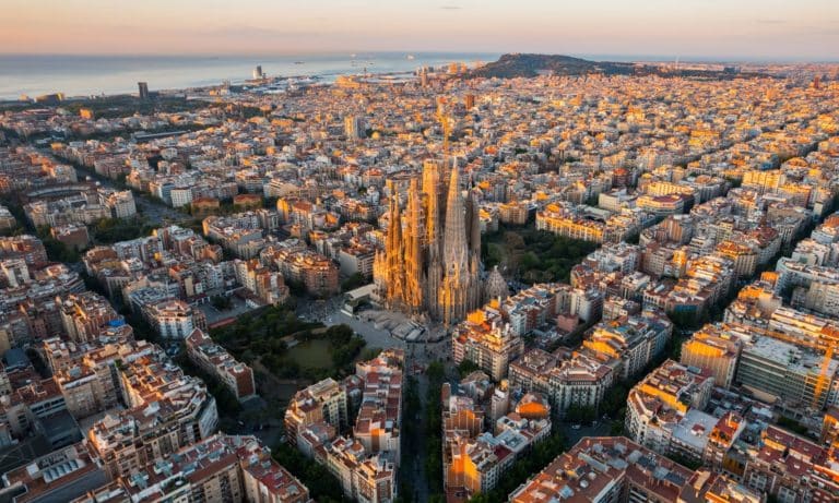 España planea imponer un impuesto de hasta el 100% a las casas compradas por extranjeros