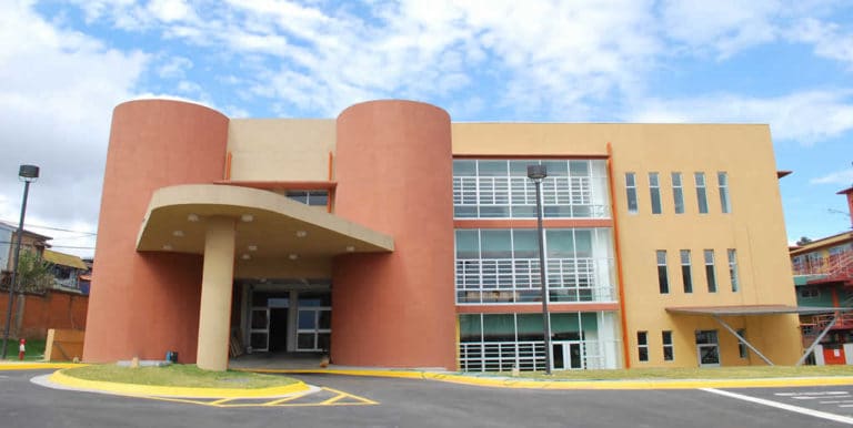 Adultos mayores se manifestarán este 1° de mayo para exigir avances en nuevo hospital geriátrico