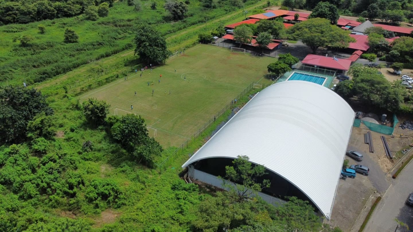 Imagen principal del artículo: La Paz Community School inaugura la "Arena La Paz", un nuevo espacio para el deporte y la cultura en Guanacaste