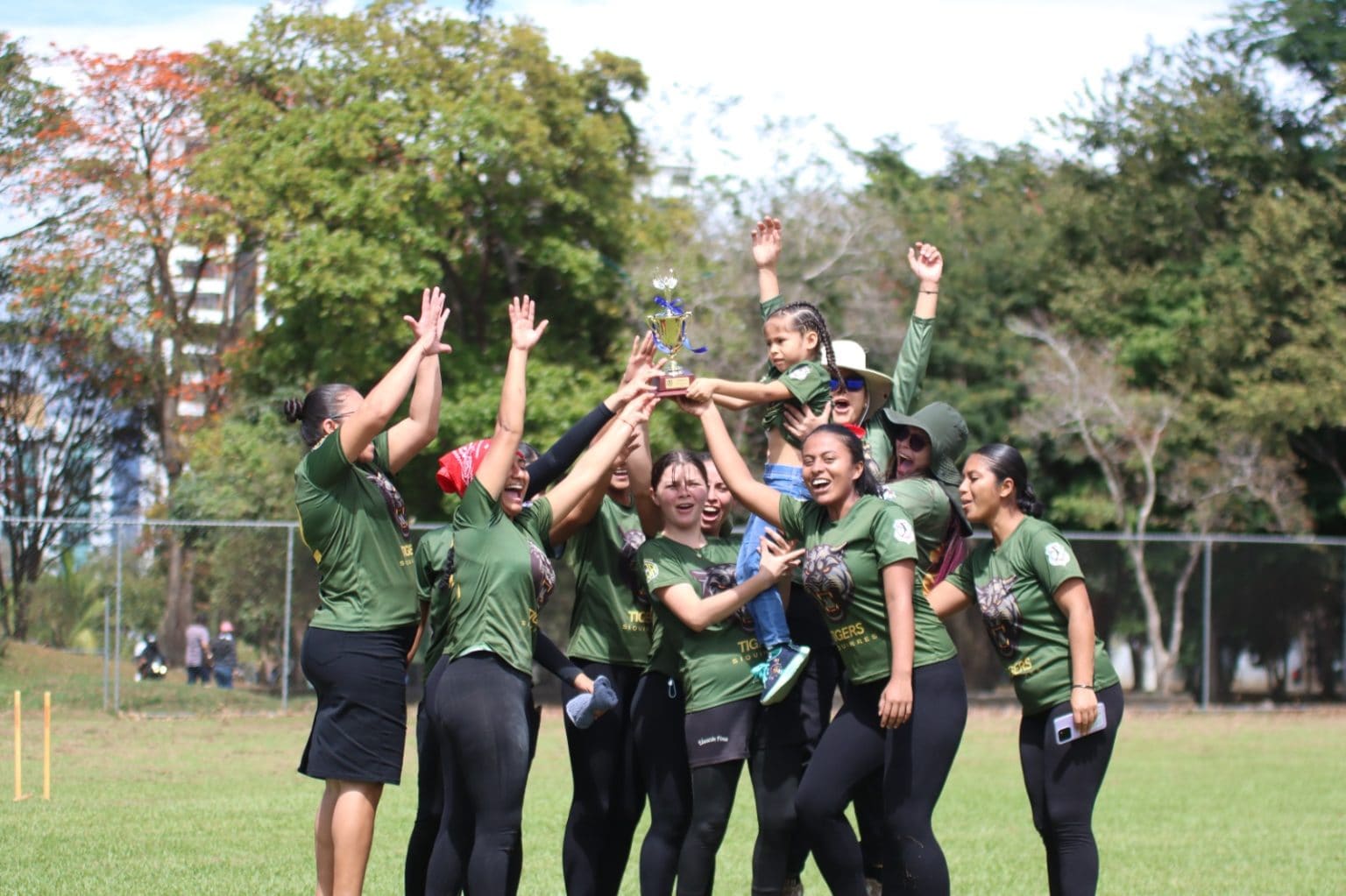 Imagen principal del artículo: Siquirreñas se coronan campeonas de la Liga Femenina de cricket