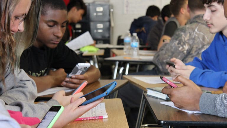 Brasil restringe el uso de celulares en escuelas y colegios tras la aprobación de una ley