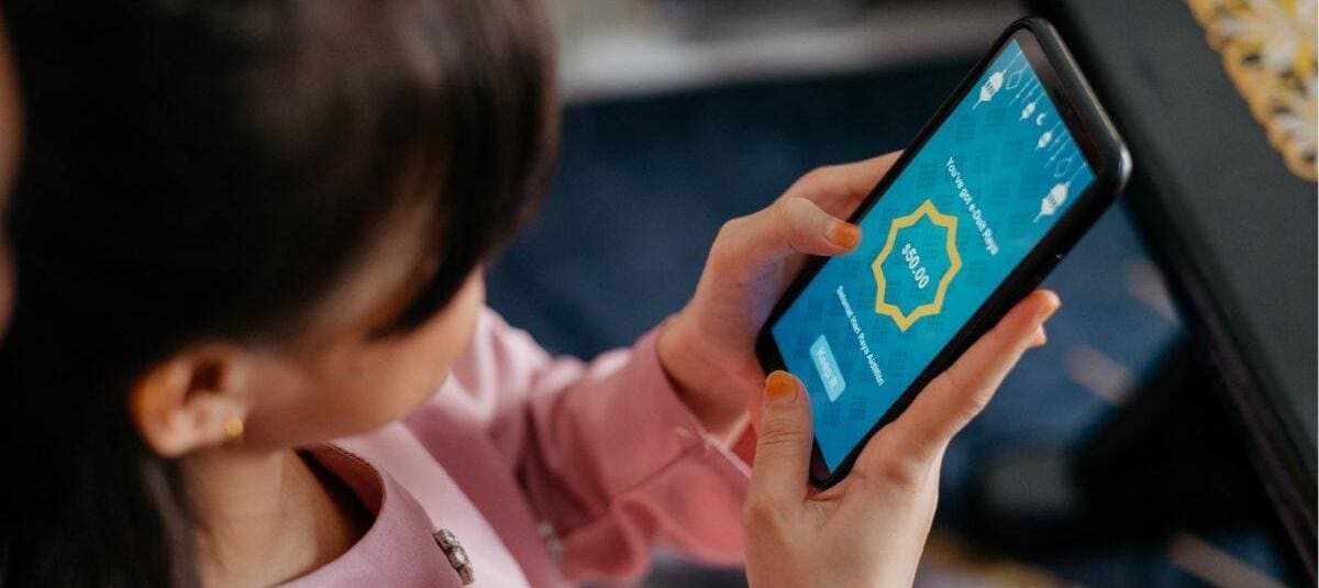 Imagen principal del artículo: Liberty capacita a madres y niños sobre uso seguro de internet y brinda consejos para padres en el nuevo curso lectivo
