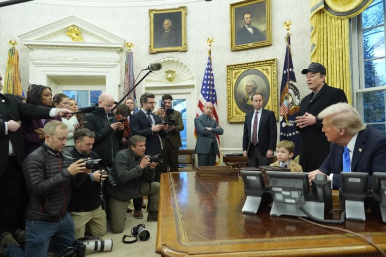 Casa Blanca de Trump veta a periodista por negativa a adoptar el nombre "Golfo de Estados Unidos"