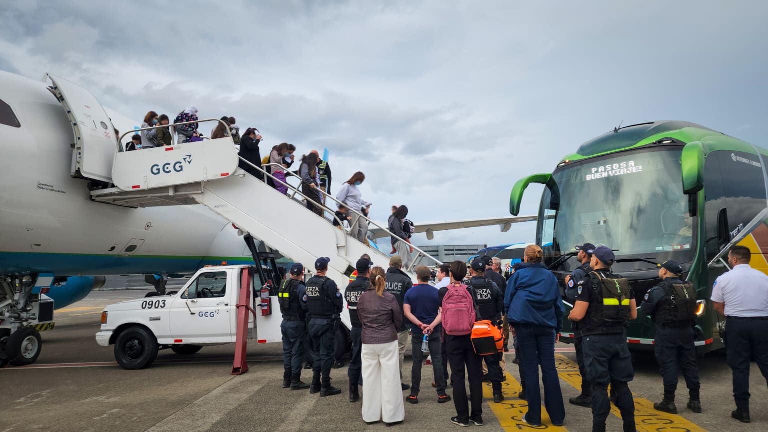 Imagen principal del artículo: Ministro de Seguridad rechaza críticas de la Defensoría sobre trato dado a migrantes deportados por Estados Unidos