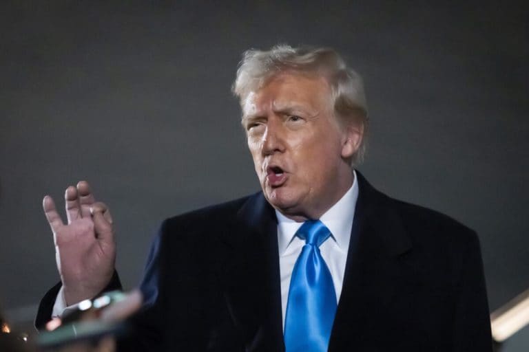 Trump firma nueva prohibición de viaje para personas de una docena de países
