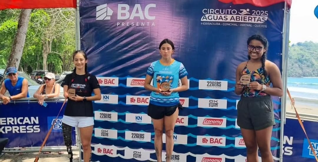 Imagen principal del artículo: Paranadadora turrialbeña Ariana Coto compite ante atletas convencionales y consigue podio en Herradura