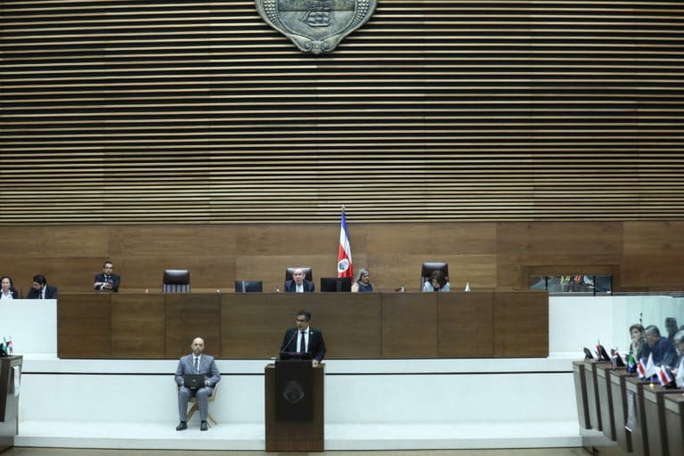 Acusan a ministro de Hacienda de manipulación para que nivel de deuda quedara por debajo del 60% en 2024