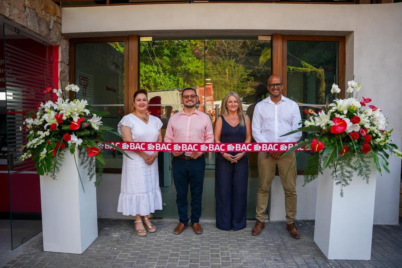 Imagen principal del artículo: BAC transforma la experiencia bancaria en Santa Teresa con su nuevo Centro de Negocios