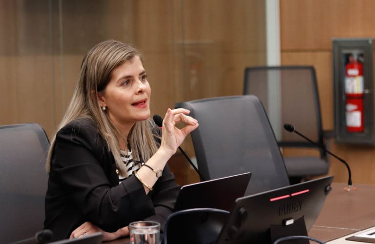 Laura Fernández inscribe candidatura en Pueblo Soberano
