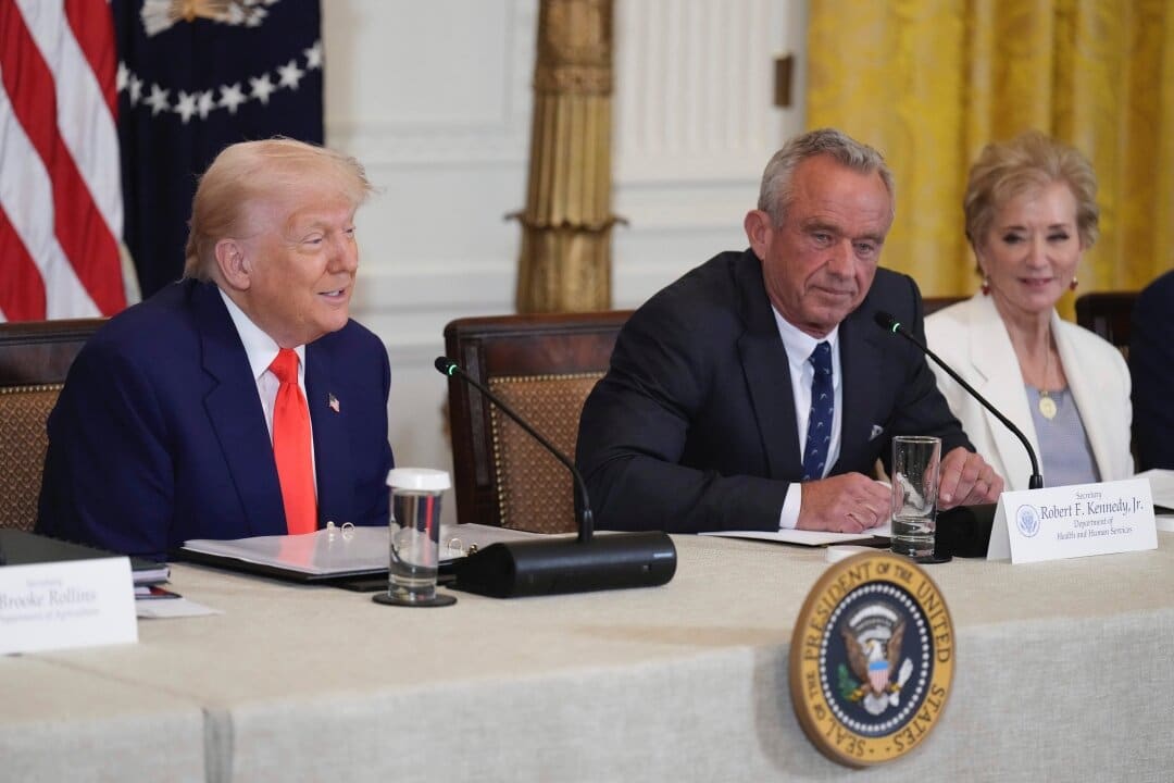 Imagen principal del artículo: Informe sobre la salud de los estadounidenses liderado por Robert Kennedy Jr. contenía citas falsas