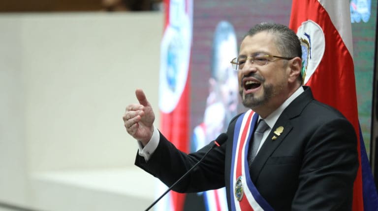 Chaves impone doble veto a ley de pensión para agentes del OIJ