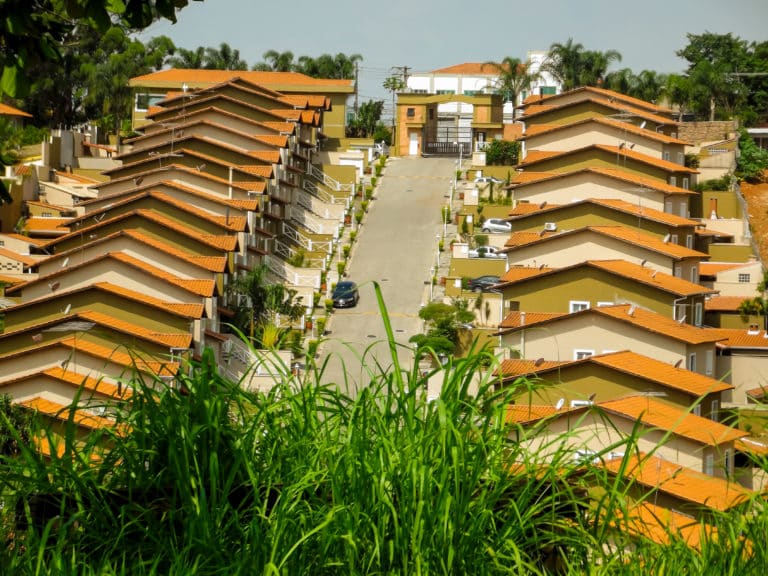 Acceso a vivienda digna continúa siendo un reto estructural, alerta la Defensoría de los Habitantes