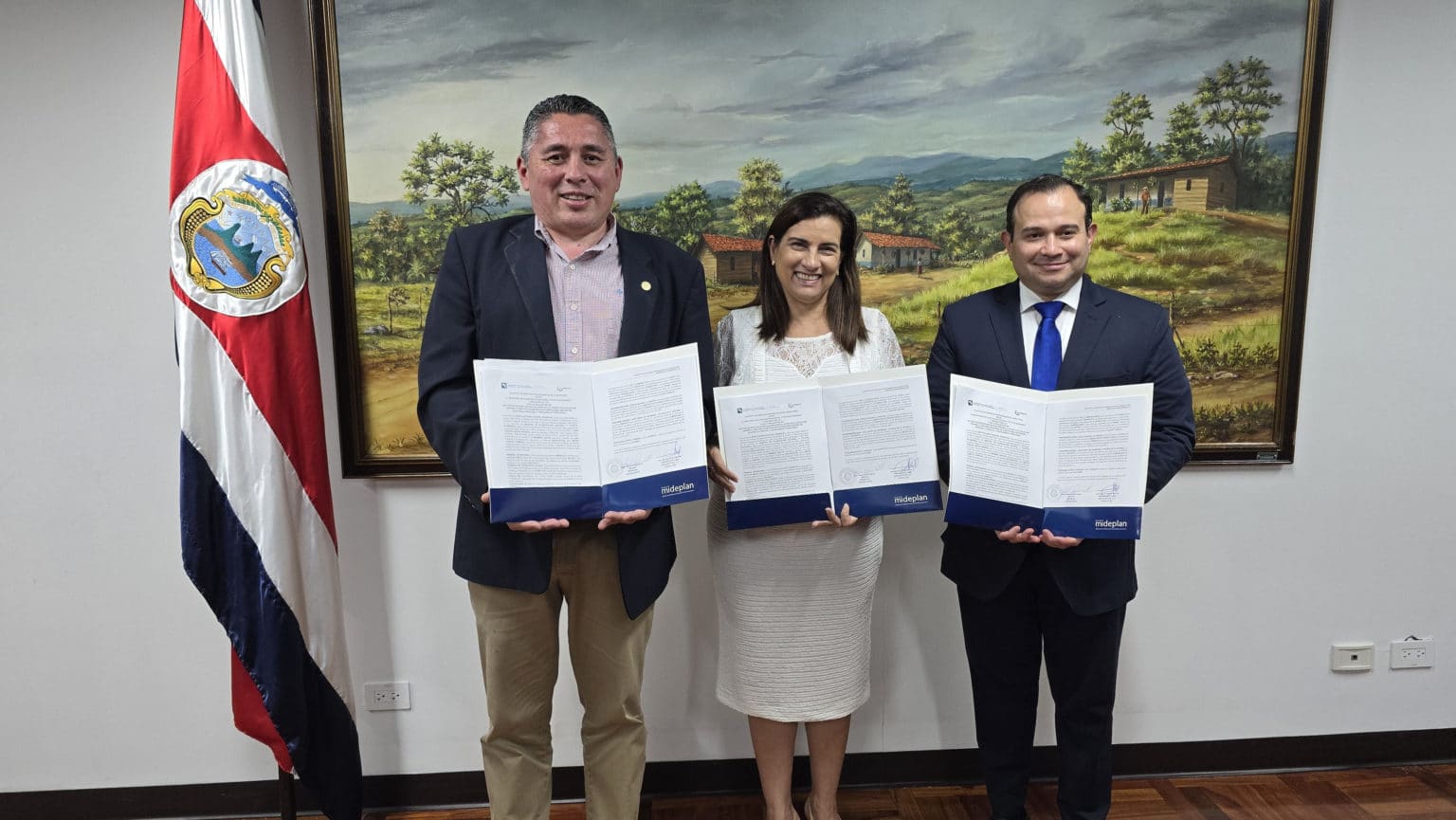 Imagen principal del artículo: Mideplán firmó contrato para estudio de regionalización por 943 mil dólares