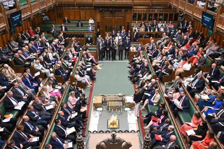 Parlamento de Reino Unido aprueba ley de muerte asistida