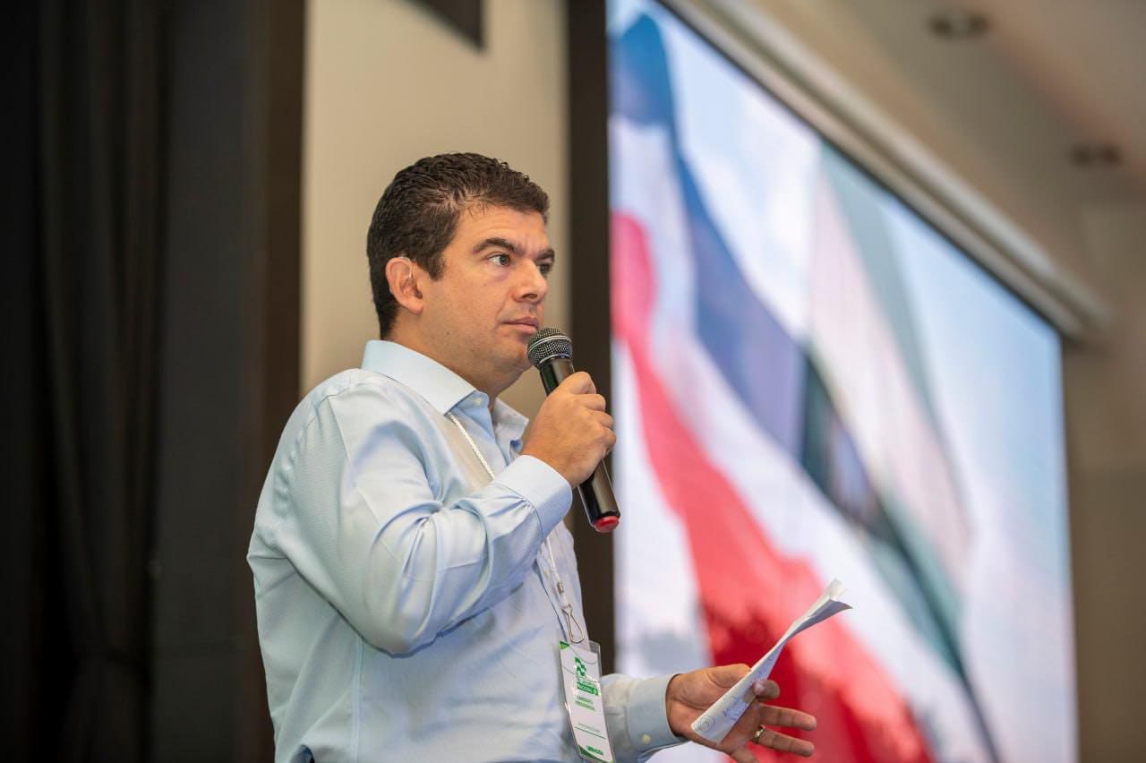 Imagen principal del artículo: Álvaro Ramos Traslada su Producto a un Mercado Saturado