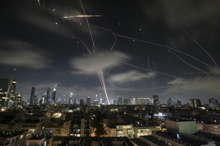 Trump exige rendición total de Irán mientras Israel continúa ataques pese a dudas sobre programa nuclear