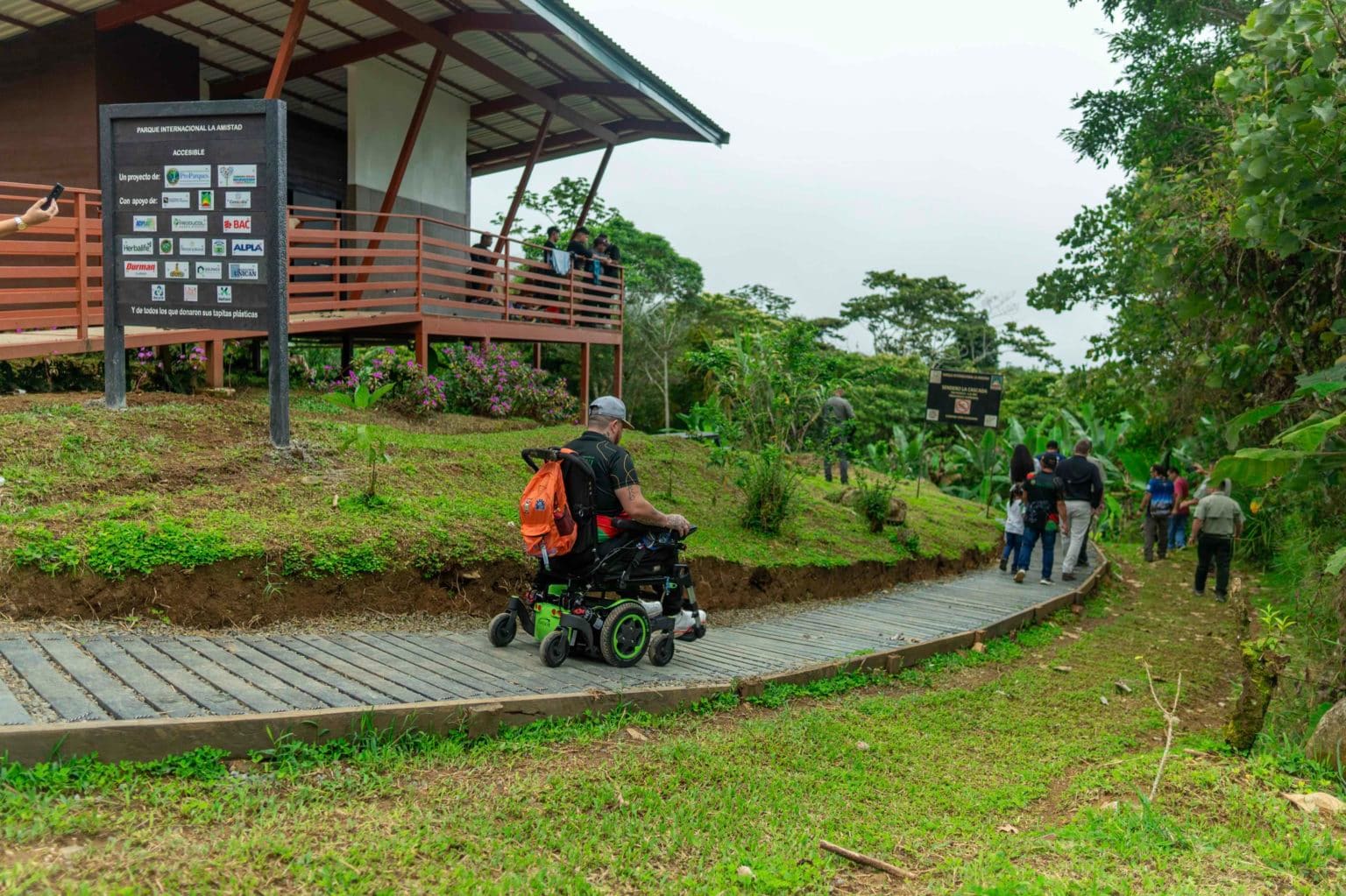 Imagen principal del artículo: Tapas plásticas se transforman en pasarela accesible en el Parque Internacional La Amistad
