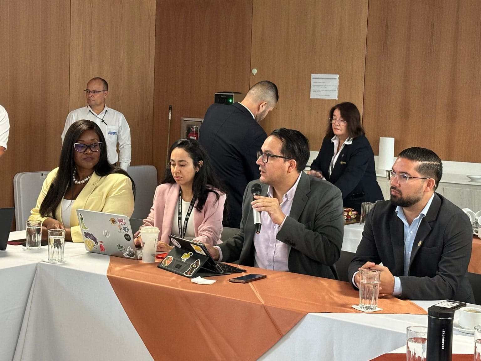 Imagen principal del artículo: Municipalidad de Paraíso, AyA y Defensoría de los Habitantes abren mesa técnica para resolver conflicto por tarifas de agua