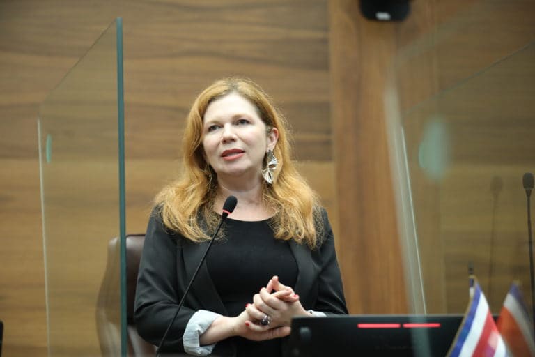 Diputada independiente propone sistema nacional de trazabilidad para frenar comercio ilegal de productos marinos