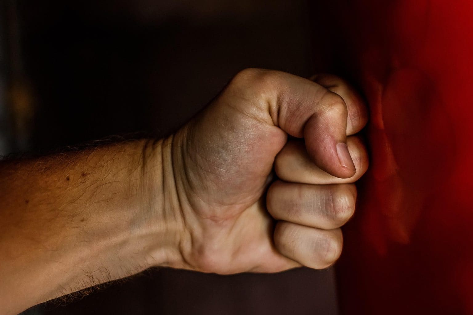 Imagen principal del artículo: El precio oculto de la mano dura