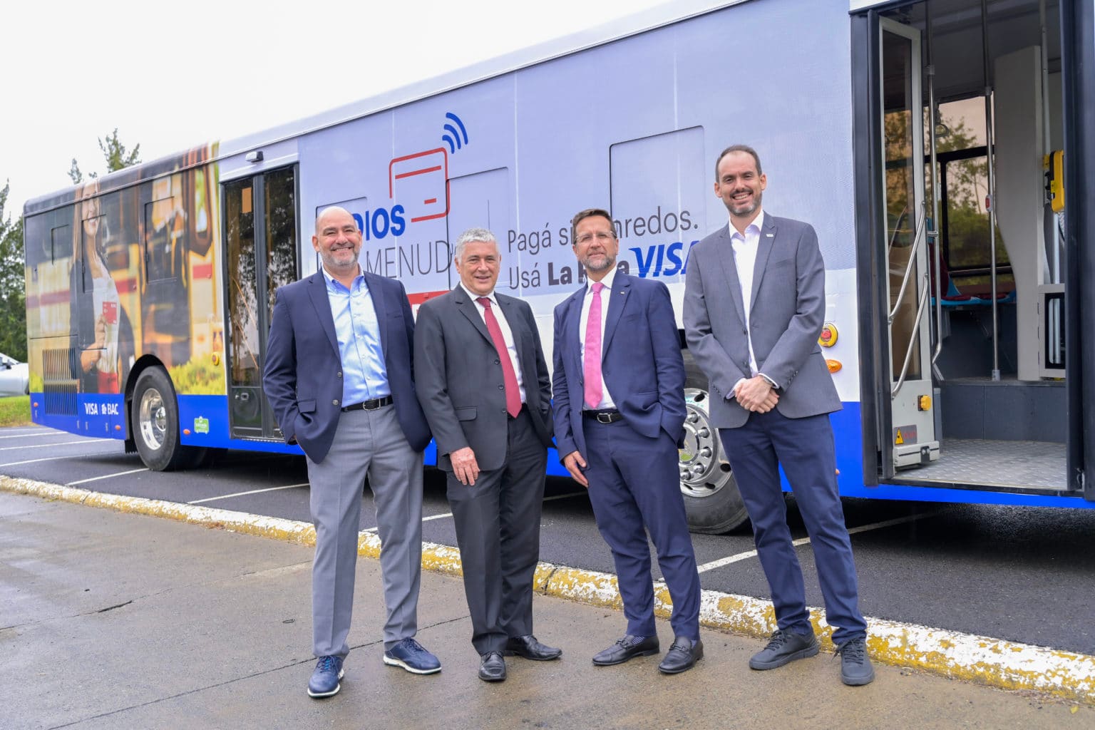 Imagen principal del artículo: BAC y VISA impulsan aceptación de pagos sin contacto en 109 autobuses de siete empresas de Cartago 