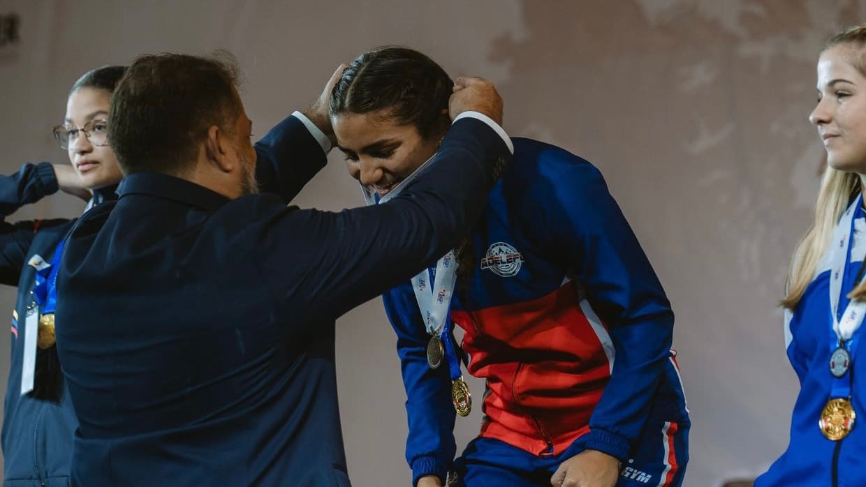 Imagen principal del artículo: Tica Isabel Ugalde se proclama campeona mundial juvenil de levantamiento de potencia